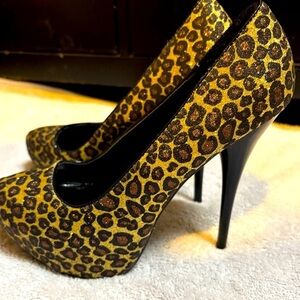 Shi by journey leopard print heels size 7